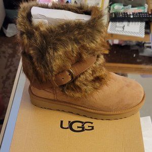 UGG w/ classic buckle mini